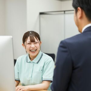 求人情報の確認を忘れないように、管理者と相談するホームページ担当者